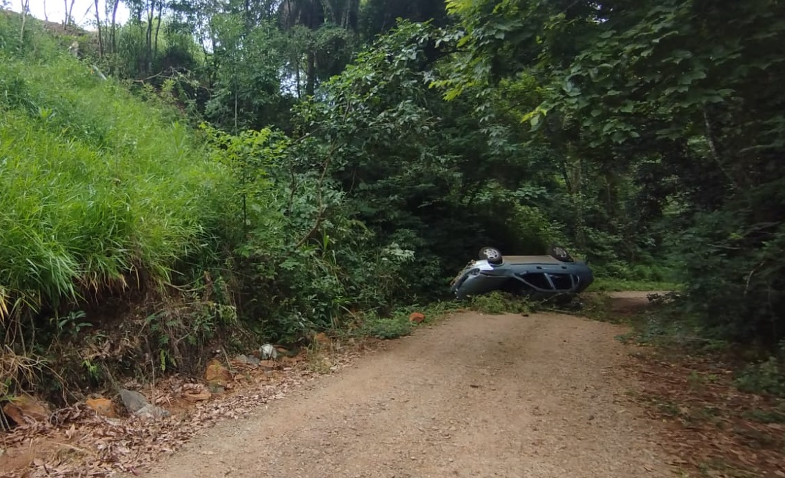 Mãe e filhas sobrevivem ao caírem em ribanceira de 10 metros