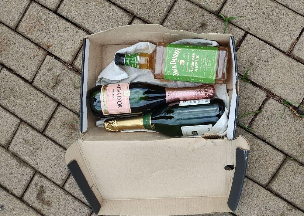 Envolvido utilizou caixa de sapatos para esconder bebidas (Foto: Polícia Militar)
