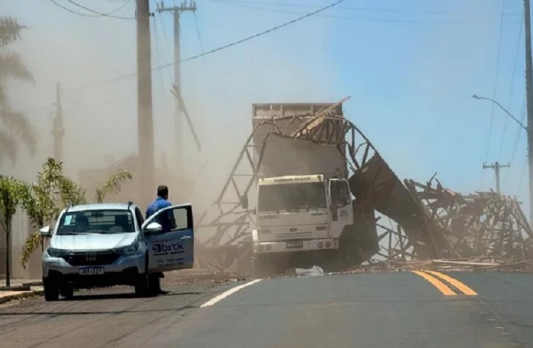 Olha isso! Caminhoneiro derruba o que vê pela frente