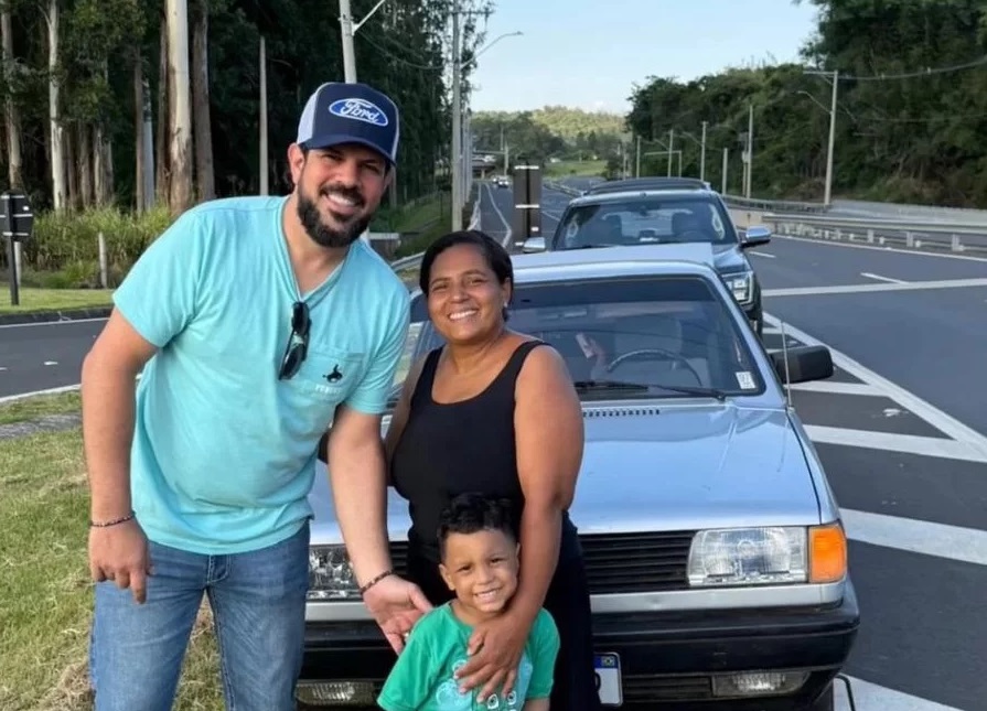 Cantor Sorocaba ajudar mulher a trocar pneu