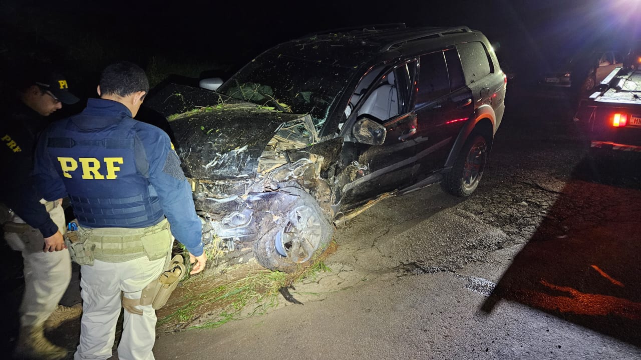 Viatura descaracterizada e automóvel colidem em Nova Itaberaba