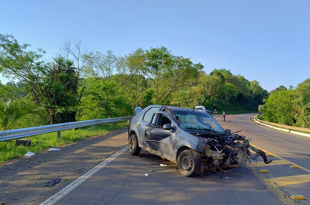 Carro teve grande destruição (Foto: Divulgação / Corpo de Bombeiros)