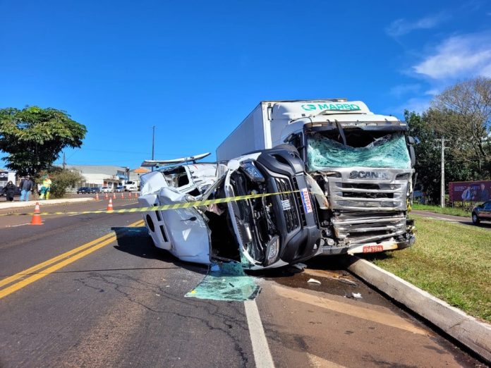 Acidente entre van e caminhão na BR-277 (Foto: Adriana Calicchi)