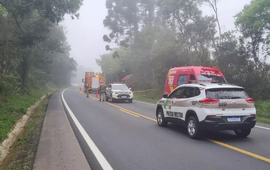 Ocupantes morreram na hora (Foto: Corpo de Bombeiros)