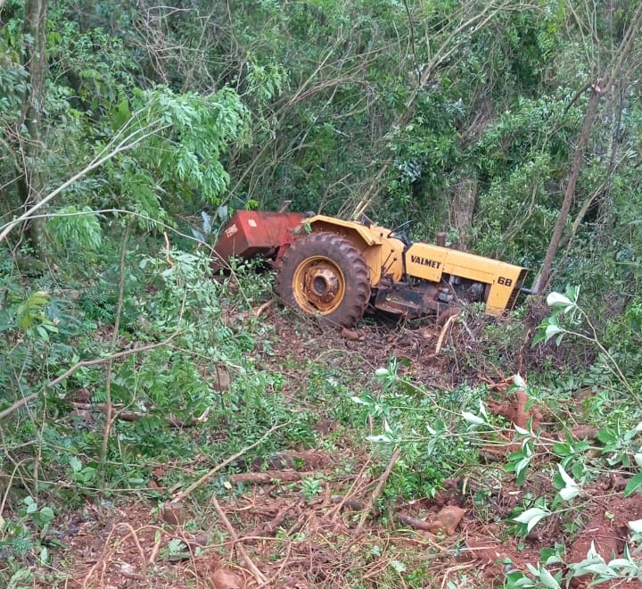 Homem capota trator em ribanceira com aproximadamente 30 metros