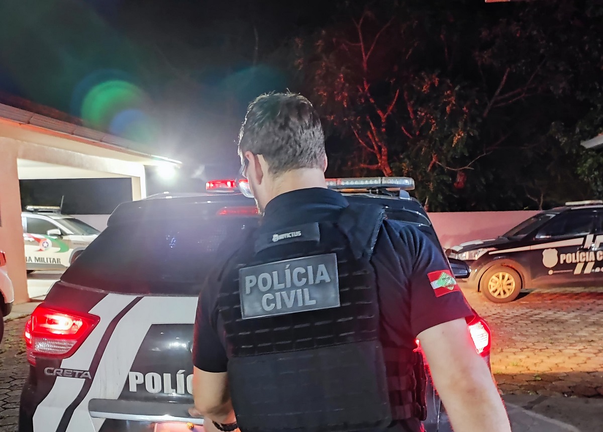 Suspeito usou lençol para carregar mercadorias furtadas (Foto: Polícia Civil)