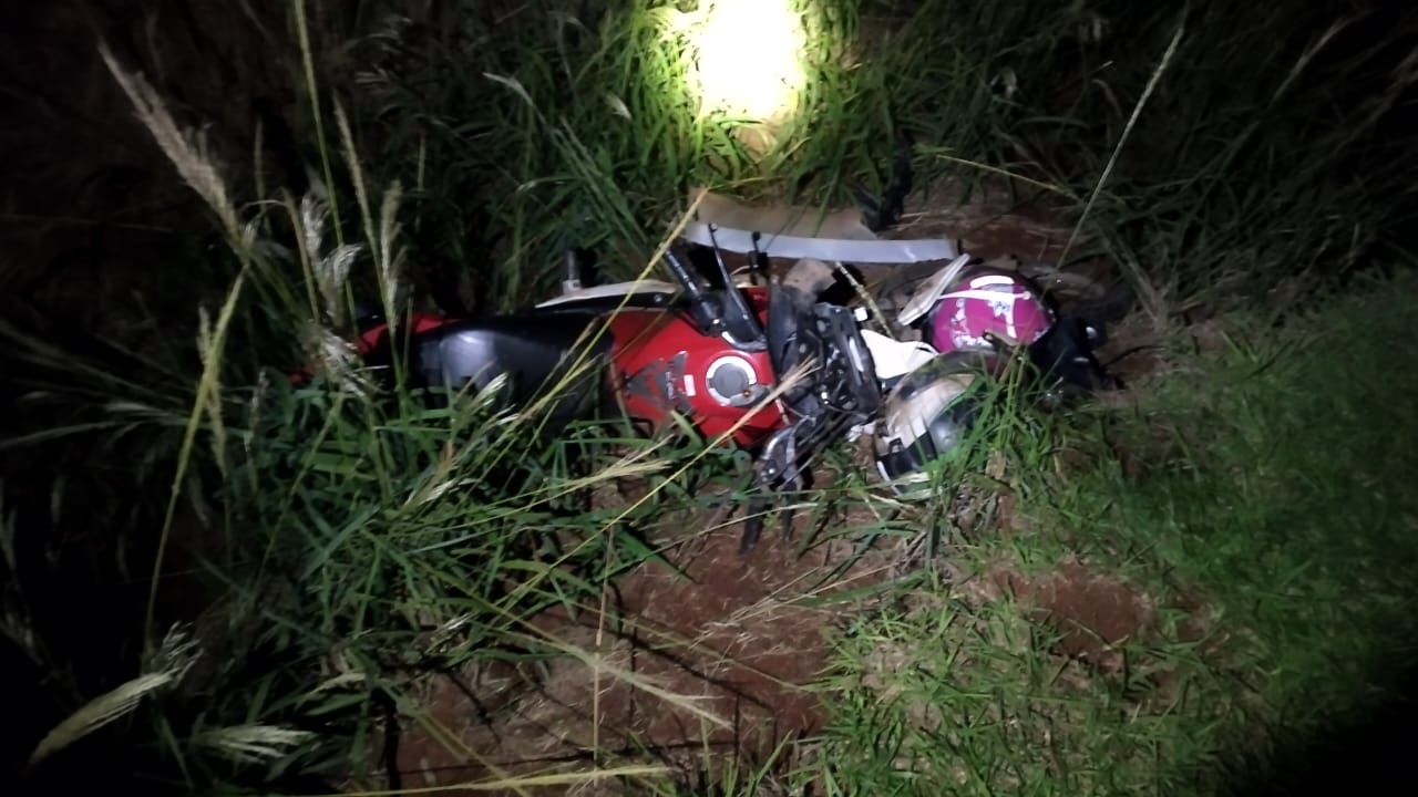 Moto ficou caída ao lado da pista (Foto: Divulgação CBM)