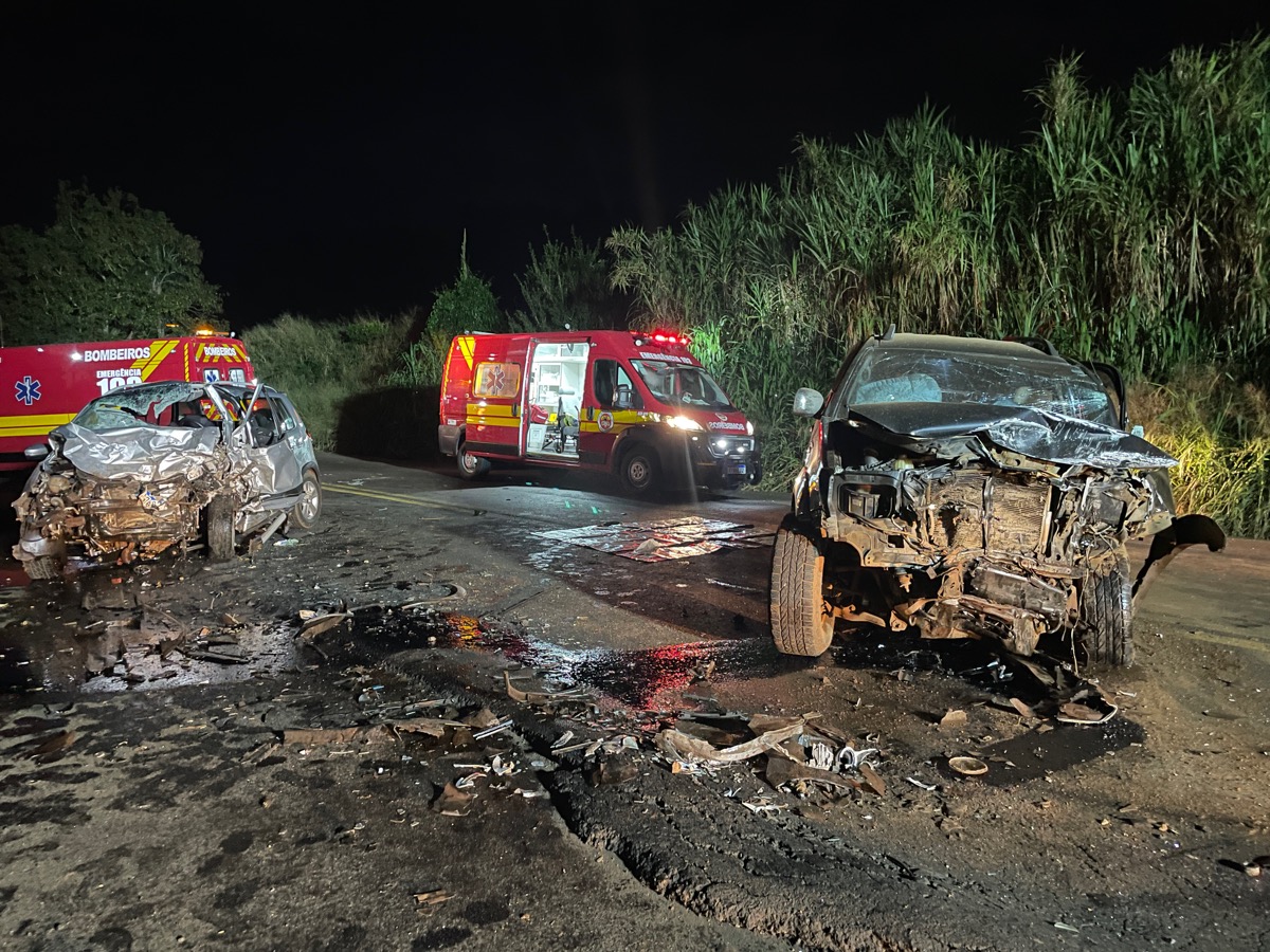 Veículos ficaram destruídos após acidente (Foto: Henrique Paulo Koch)