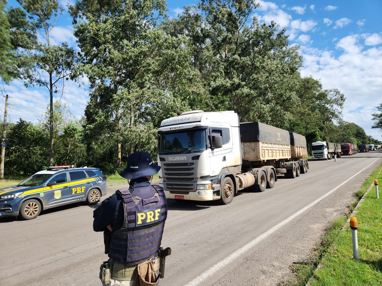PRF desmente notícia sobre bloqueio de veículos com donativos