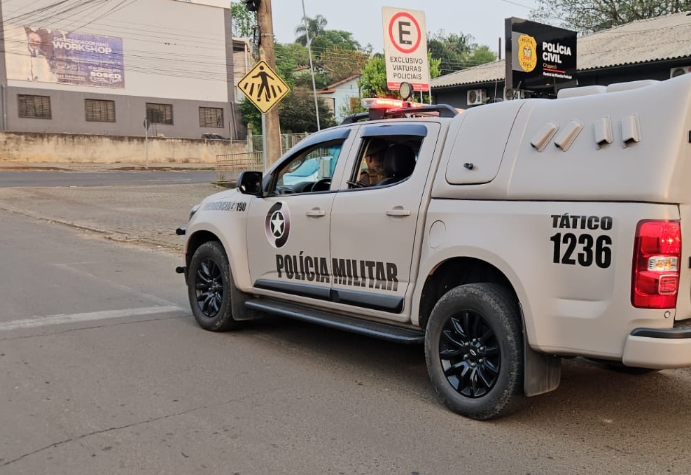 Polícia segue na busca por suspeitos (Foto: Marcos Lewe)