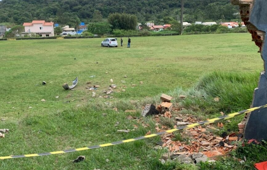 Veículo estava dentro de campo (Foto: Otaviano Carvalho)