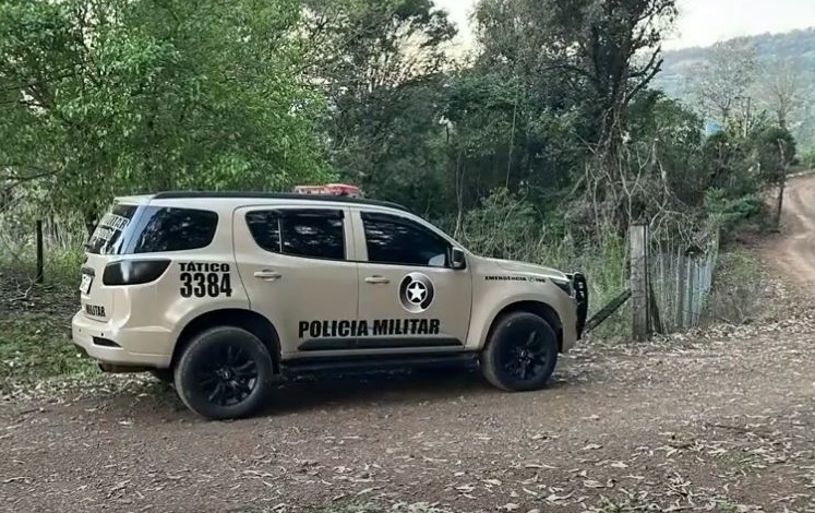 Rapaz pega espeto e dá na cabeça do irmão