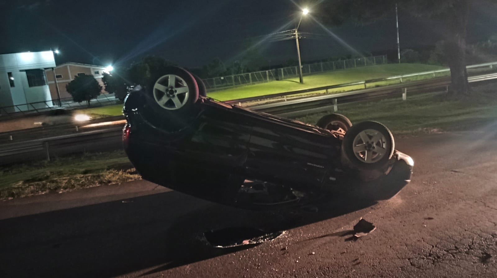 Polo bate contra árvore e capota em Pinhalzinho