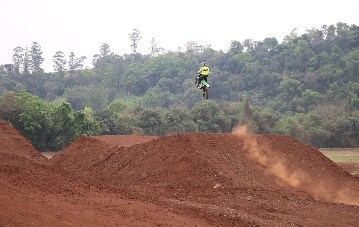 VÍDEO: Amantes da adrenalina terão pista de motocross em Saudades