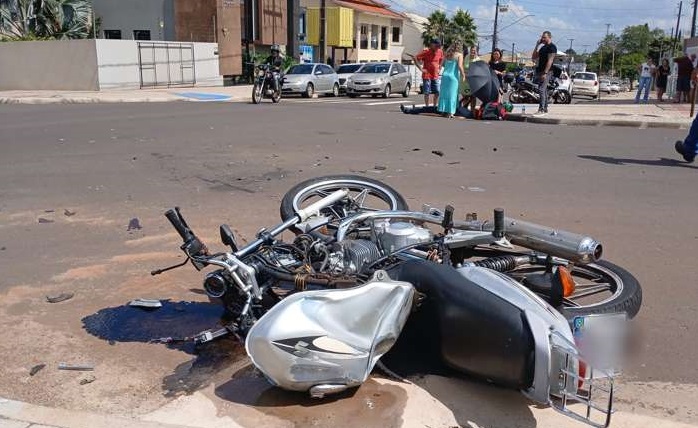 De tirar o fôlego: motoboy faz pirueta após batida com automóvel