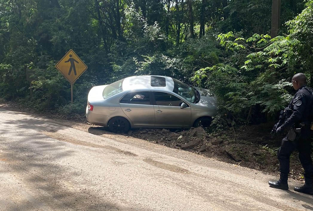 Carro saiu da pista após motorista ver helicóptero (Foto: Divulgação / SaerFron)