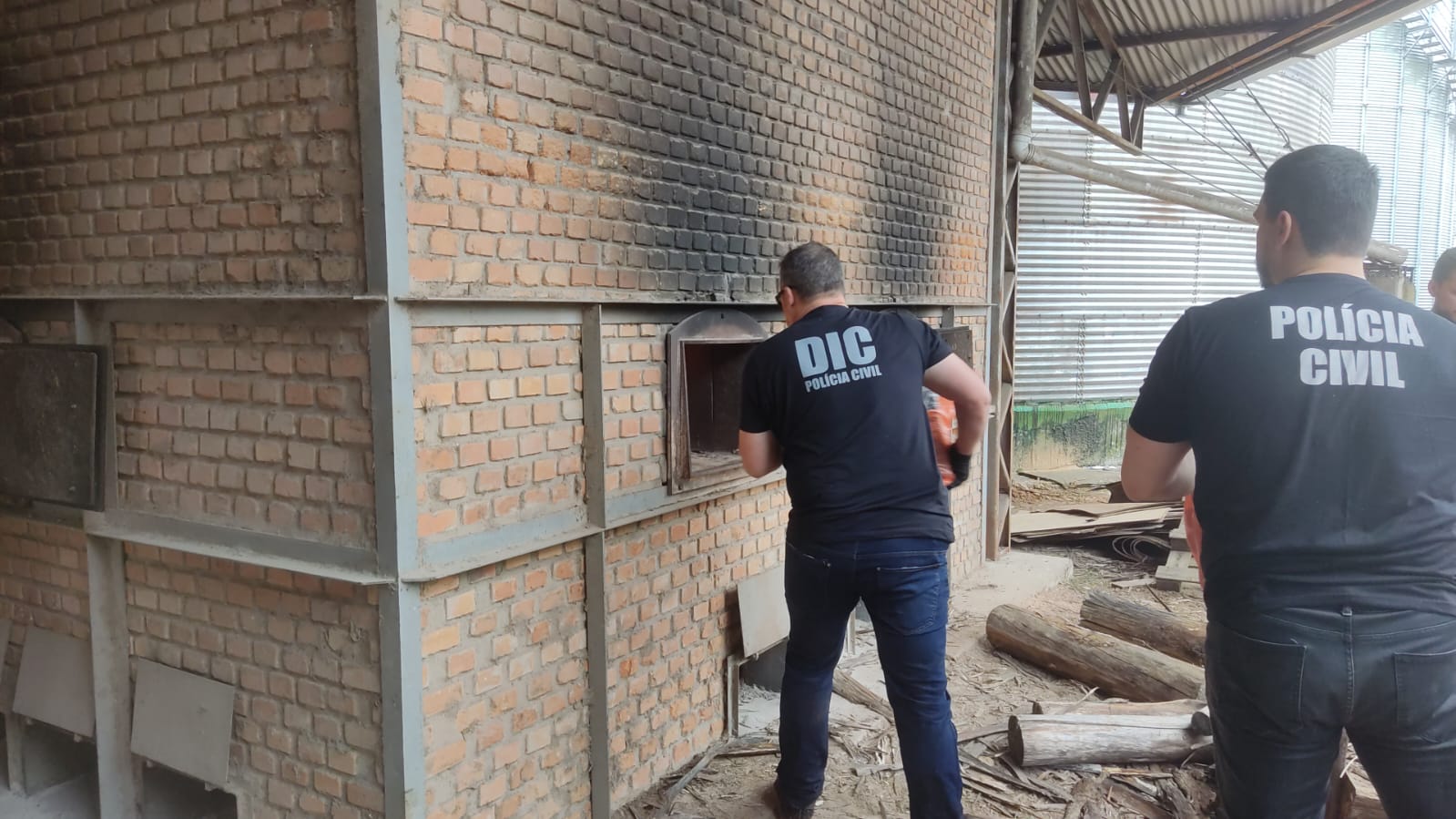 Droga sendo queimada em São Lourenço do Oeste  (Foto: Divulgação)