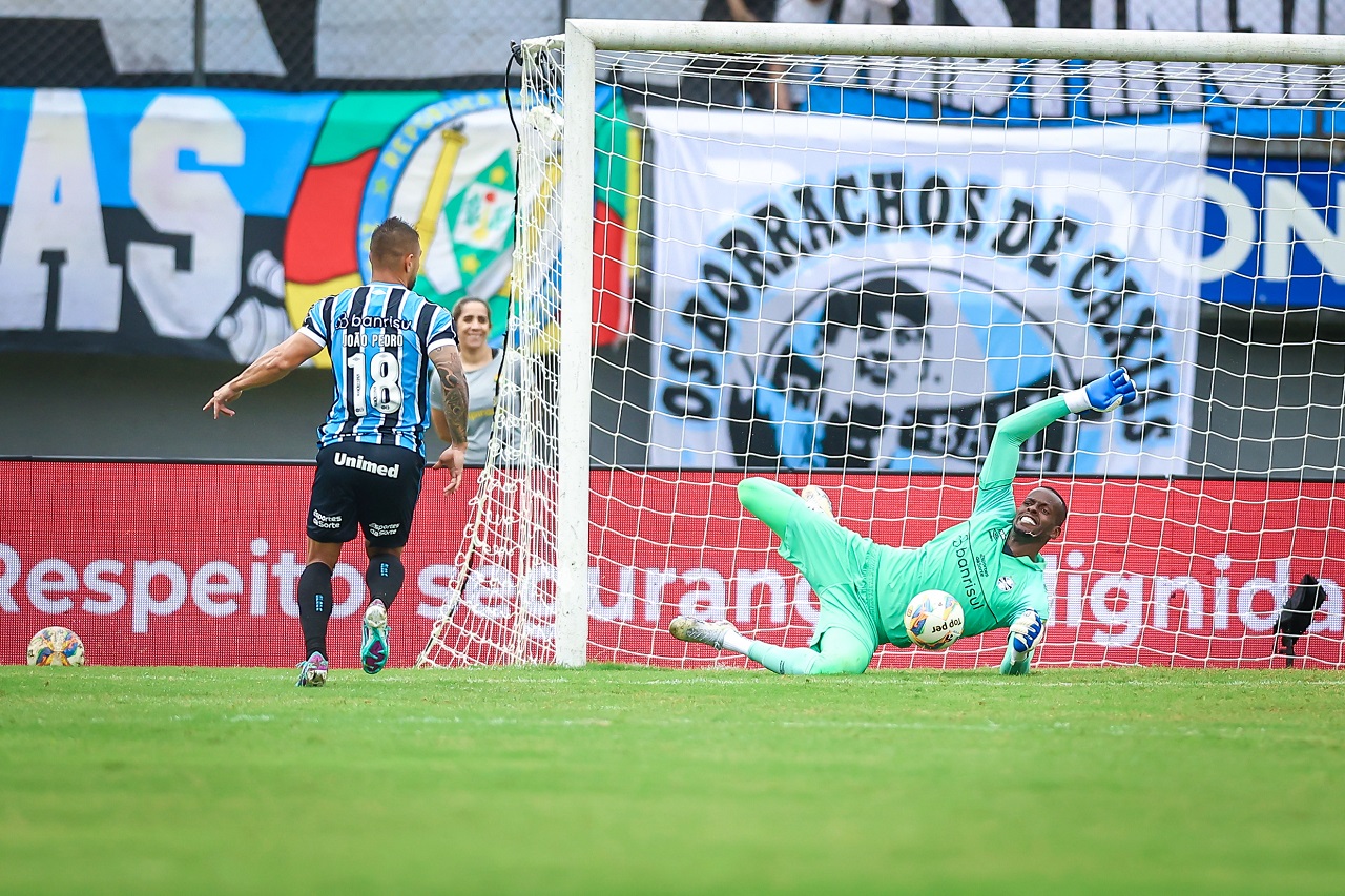 Caíque precisou fazer várias defesas para evitar um placar mais elástico (Foto: Lucas Uebel/Grêmio)