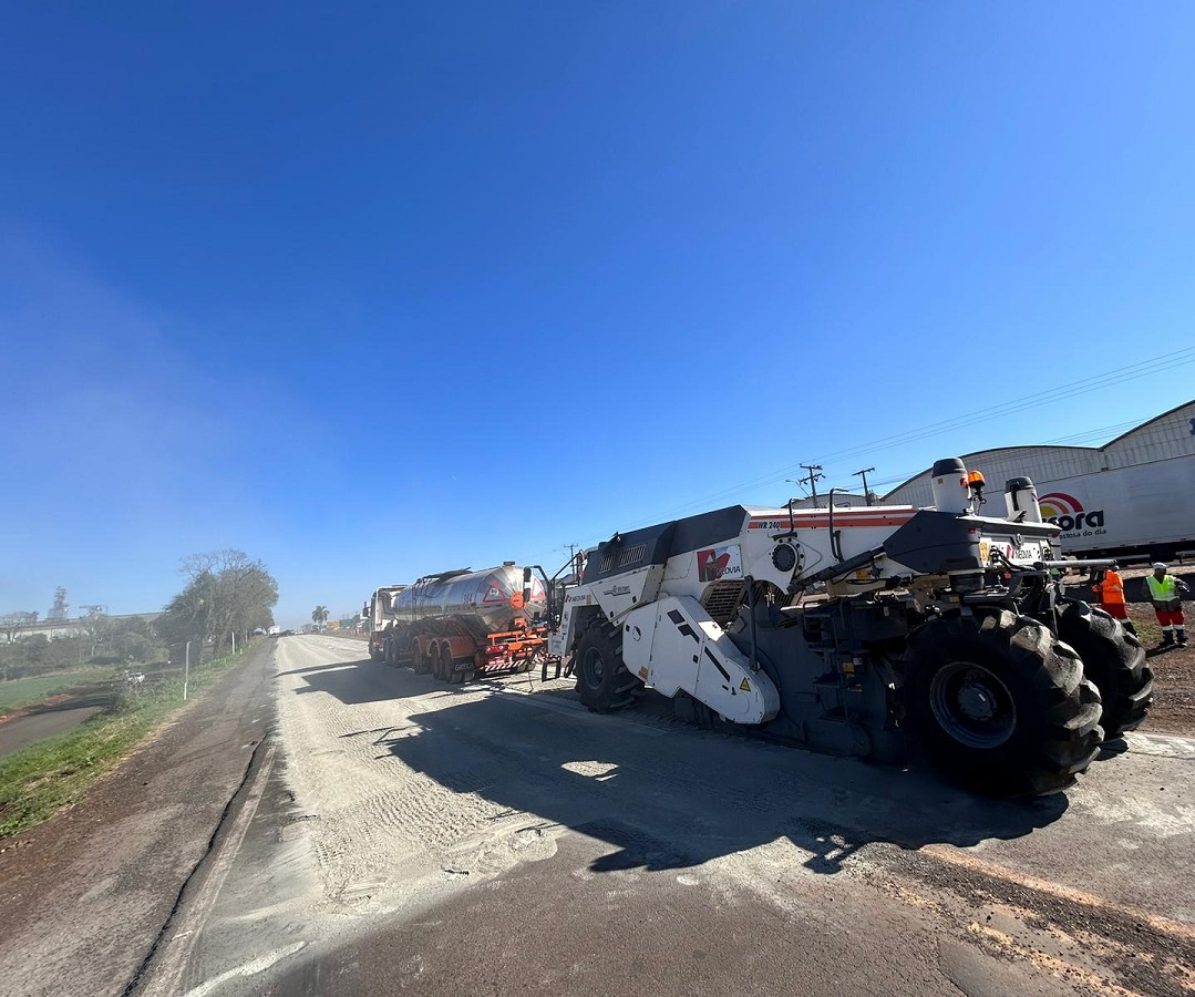 Recuperação do trecho da BR-282 em Pinhalzinho (Foto: Renan Ribeiro)