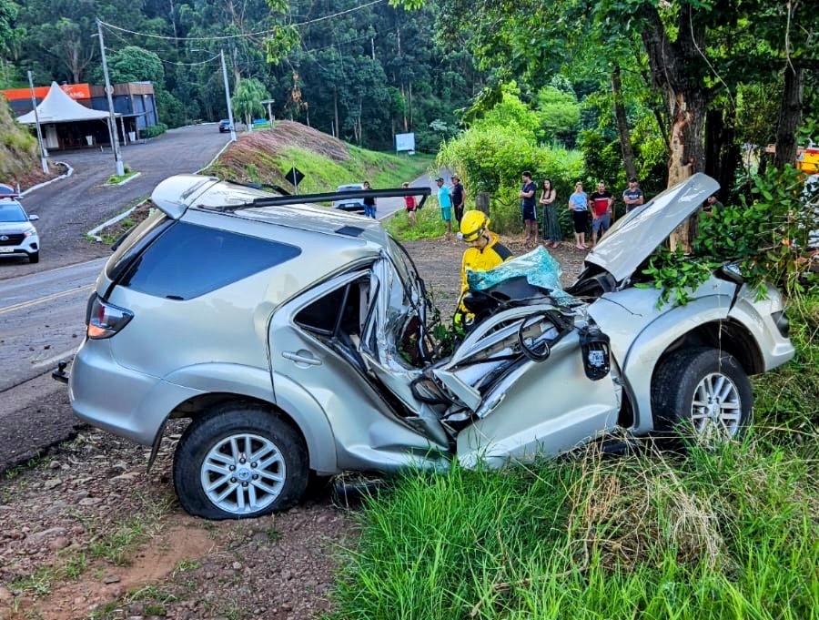 SW4 quase parte ao meio; motorista morre na hora