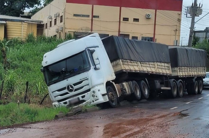 Carreta desgovernada arrasta veículo estacionado em Pinhalzinho