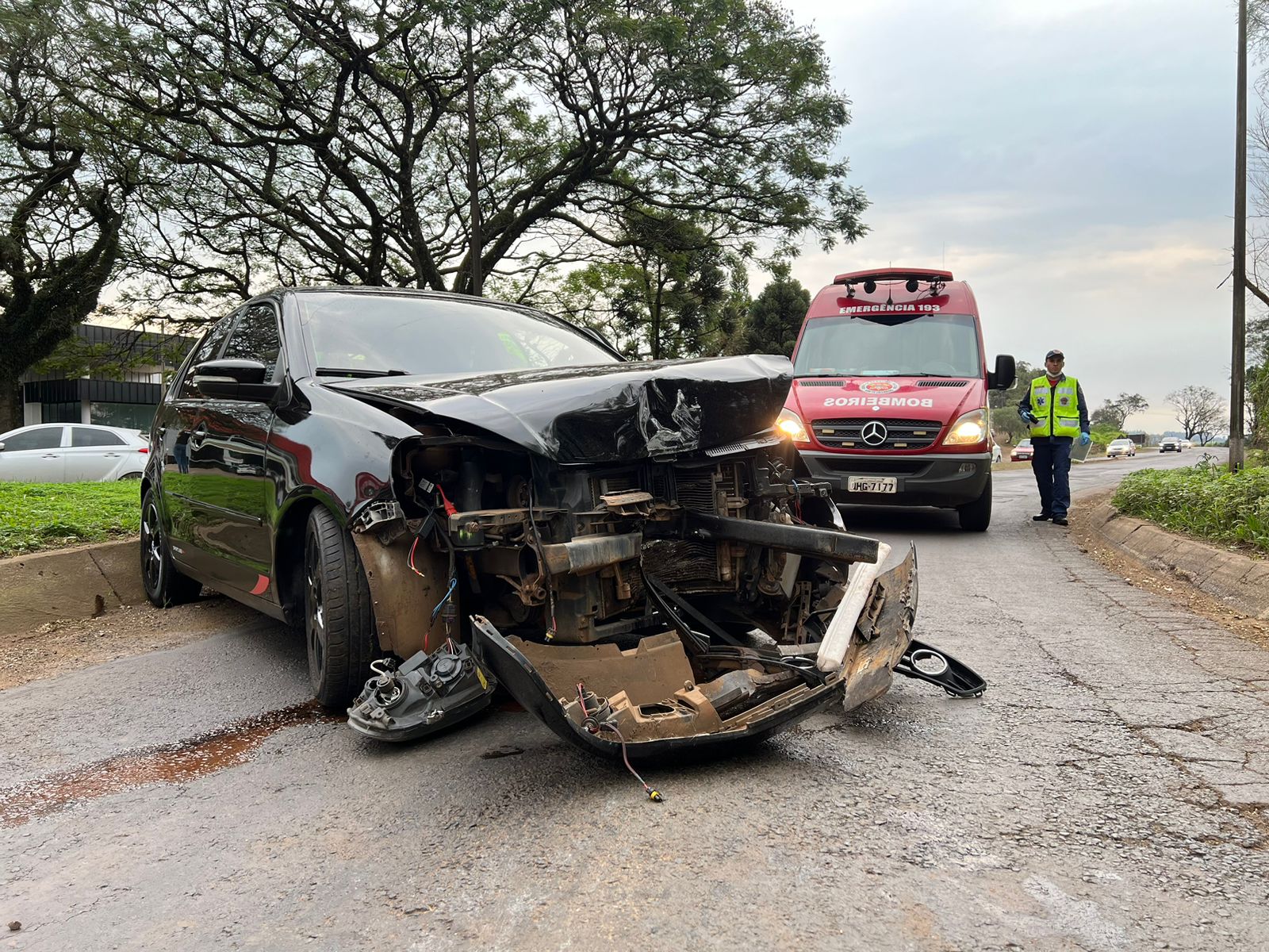 VW/Polo colide em poste no trevo de Pinhalzinho