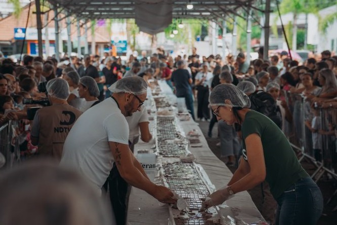 Barra de chocolate de 9 mil pedaços é feita em cidade catarinense