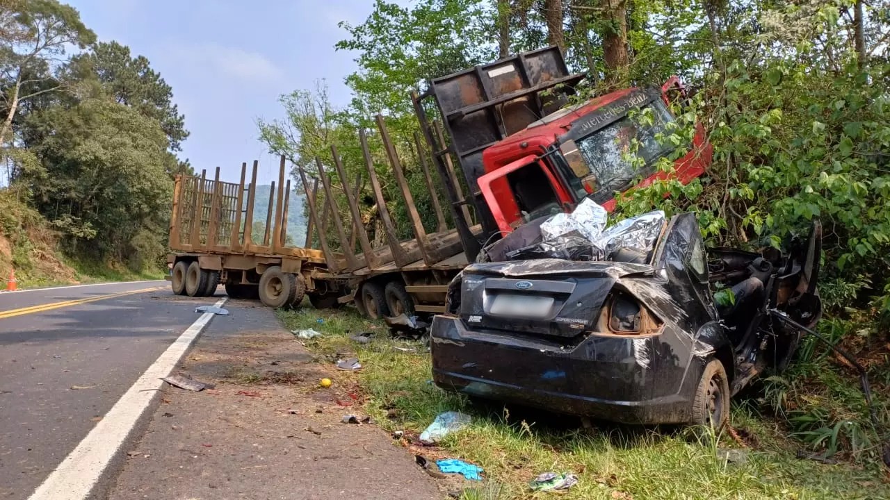 Grave colisão entre carreta e carro deixa cinco pessoas mortas