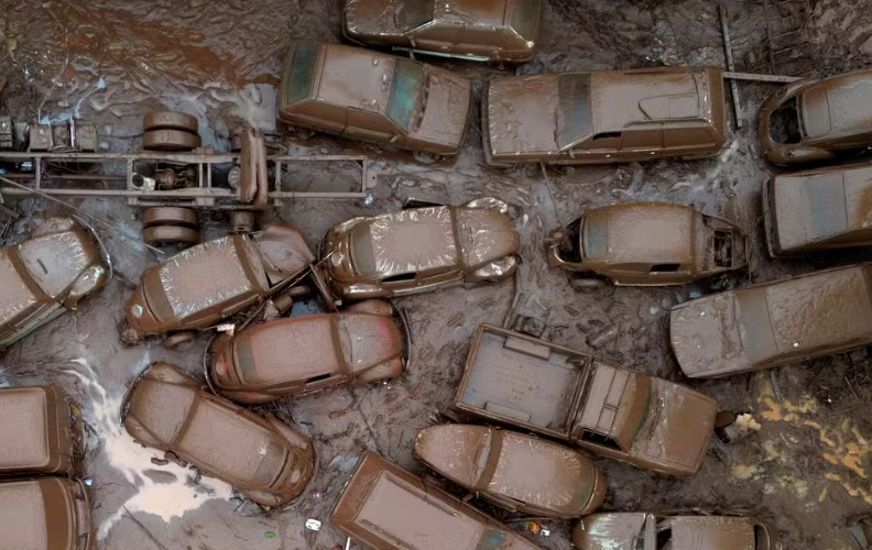 Imagem de drone do dia 3 de maio de 2024 mostra pilha de carros soterrados por enchente (Foto: Diego Vara/Reuters  )