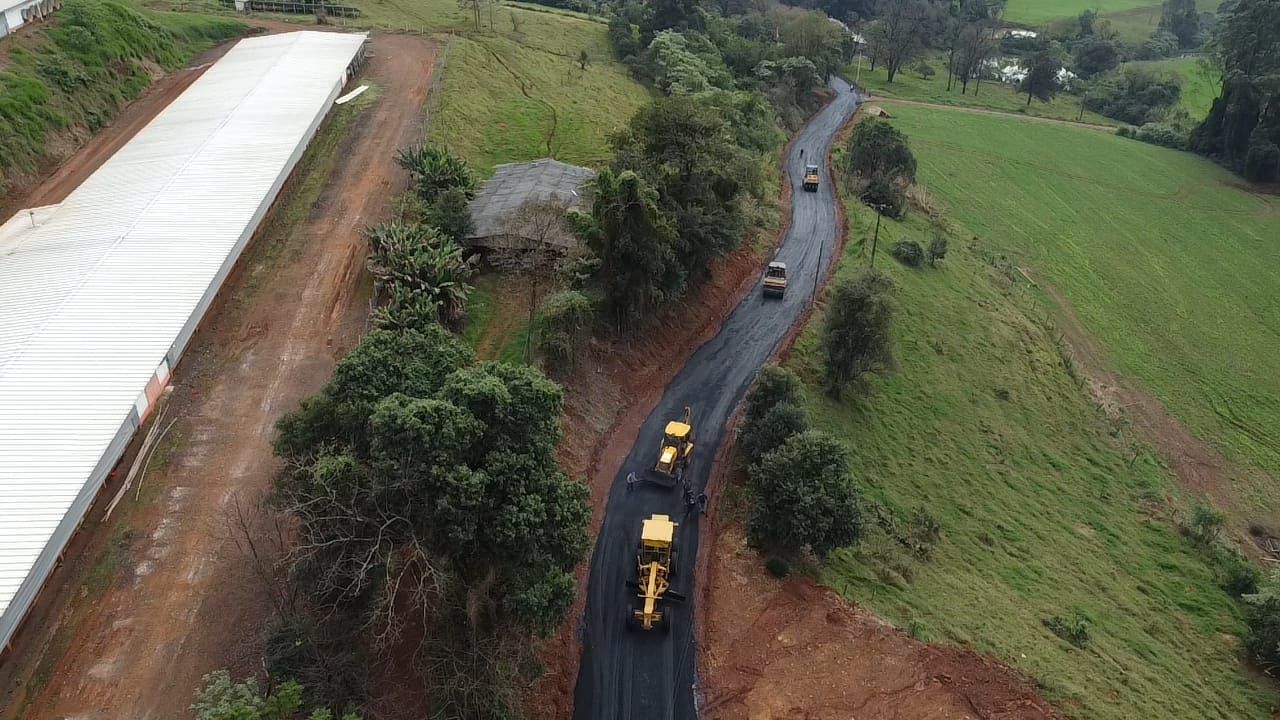 Três comunidades do interior de Nova Erechim recebem obras de asfaltamento 